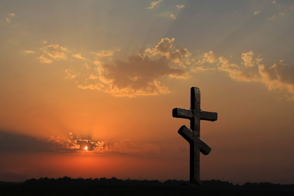 Cruz y puesta de sol roja
 - Foto, imagen