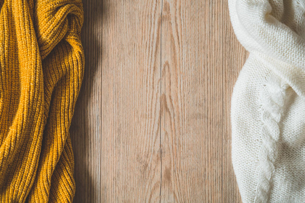 Осенний фон в теплых свитерах. Куча трикотажной одежды. Теплый фон, трикотаж, место для текста
 - Фото, изображение
