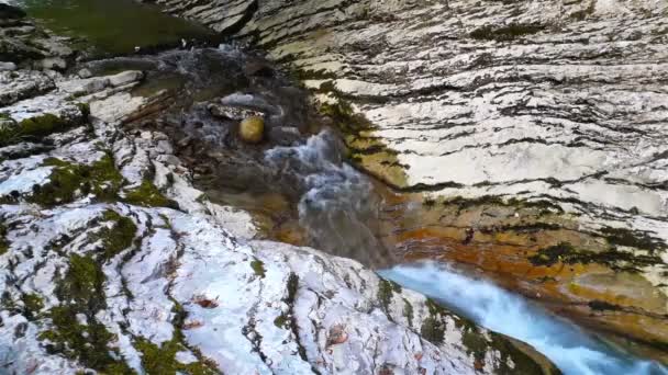 schöner Gebirgsfluss an einem sonnigen Sommertag in einer Schlucht, Wasser zwischen Steinen - Filmmaterial, Video