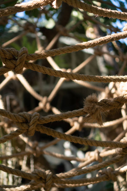 Gros plan de cordes brunes fond de filet décoratif
 - Photo, image