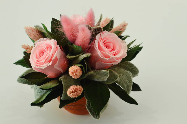 Flower composition in original hatbox. Beautiful flowers in stylish hat box. Concept of flower salon. Photo for flower website or catalog - Fotoğraf, Görsel