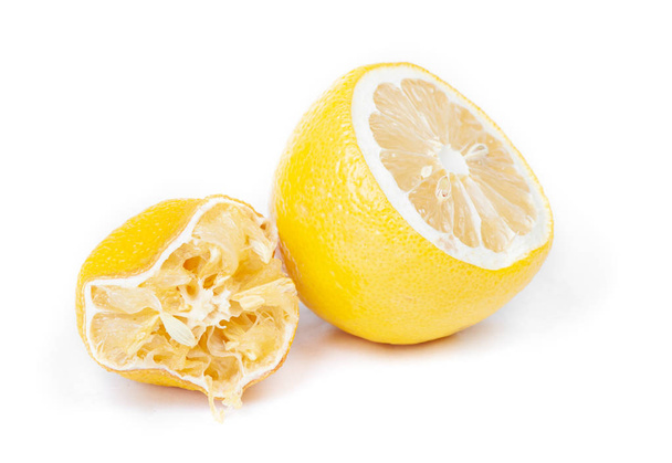 Stukje geel gedroogde citroen - Foto, afbeelding