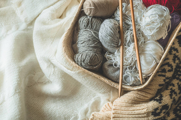 Filetage pour tricoter en gros plan dans un panier. Tricoter comme passe-temps. Accessoires pour tricot
 - Photo, image