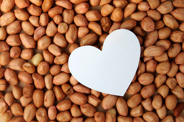 white paper heart on peanut - Foto, Bild