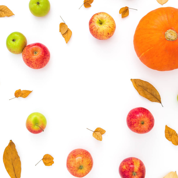 Quadro de outono com folhas de outono, cones de pinho, maçãs e abóbora em
 - Foto, Imagem