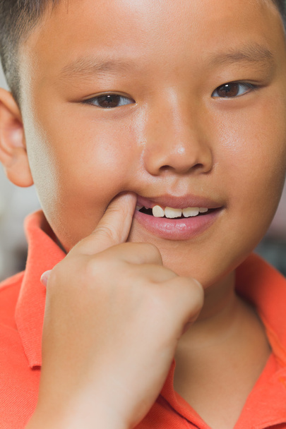 Fiatal ázsiai fiú csak vesztes a tej fogat - Fotó, kép