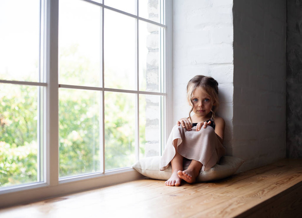 Маленькая девочка дома у окна
. - Фото, изображение
