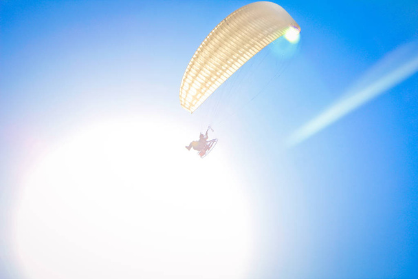 les gens volant dans le ciel
 - Photo, image