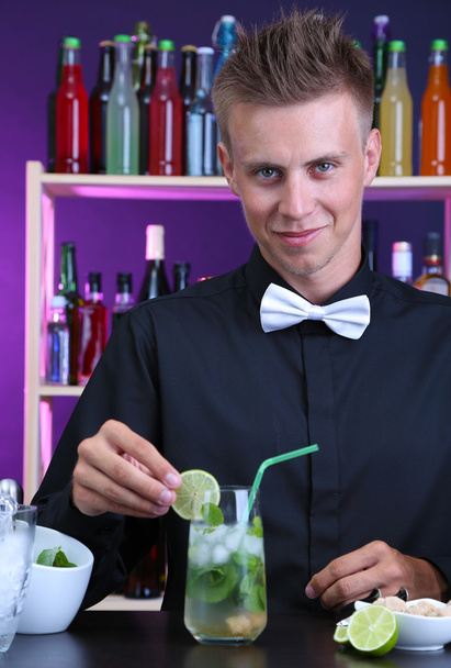 Portrait de beau barman préparant un cocktail, au bar
 - Photo, image