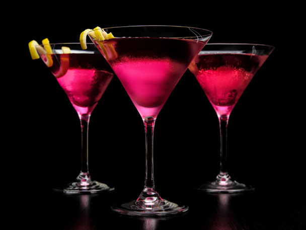 Nahaufnahme drei kosmopolitische Cocktails auf Tafel - Foto, Bild