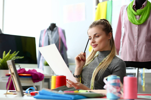 Diseñadora de moda femenina sentada en su oficina
 - Foto, Imagen