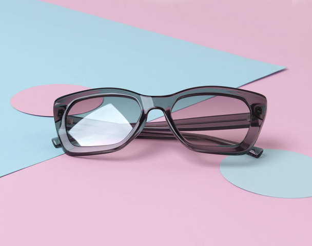 Mode-Sonnenbrille auf kreativem trendigen rosa und blauen Hintergrund - Foto, Bild