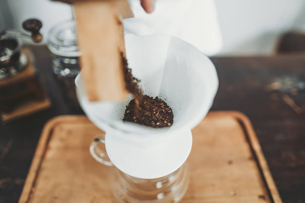 Виготовлення крапельної кави Чорна кава з білим тлом
 - Фото, зображення