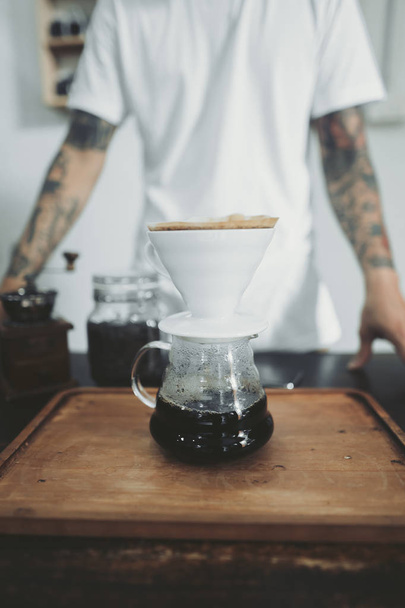 Виготовлення крапельної кави Чорна кава з білим тлом
 - Фото, зображення