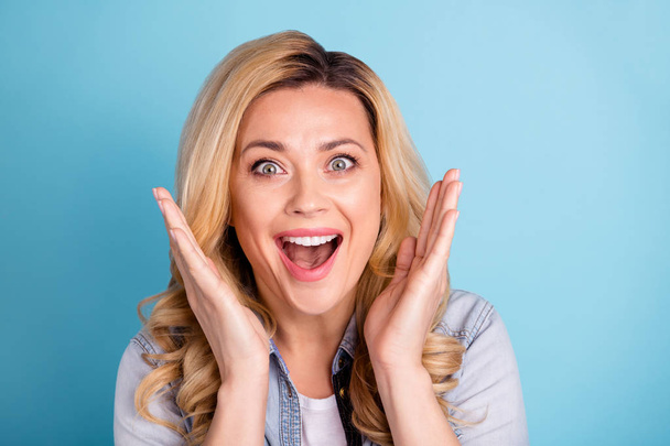 Close up photo of cheerful excited woman shouting yelling opening mouth isolated over blue background - Foto, imagen