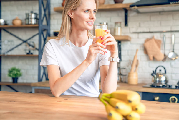Healthy Nutrition. Happy Smiling Vegetarian Woman Drinking Fresh Raw orange Detox fruit Juice. - Valokuva, kuva