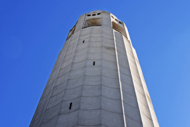 A a telegráf Hill, North Beach területén, a San Francisco, California, Amerikai Egyesült Államok keleti részén fényképezett Coit-torony. - Fotó, kép