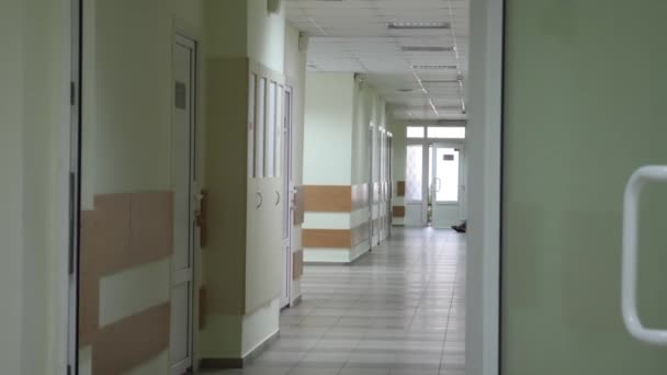 Üres folyosó zöld ajtók a kórházban - Felvétel, videó