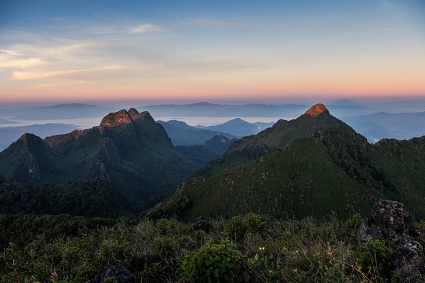 Krajobraz gór w Sanktuarium dzikiej przyrody o wschodzie słońca - Zdjęcie, obraz