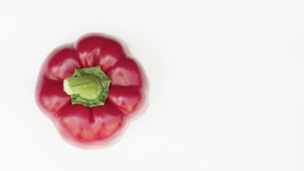 Zralá šťavnatá paprikou, která se otáčí na bílém pozadí izolovaný výhled - Záběry, video