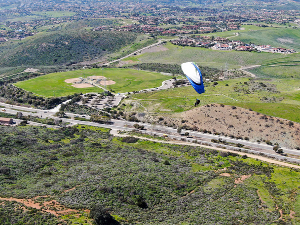 Yaz güneşli bir günde dağların tepesinde para-planör. Para-planör para-uçak, strops - San Diego, Kaliforniya Black Mountain üzerinde uçan yükselen uçuş anı. Abd.  - Fotoğraf, Görsel