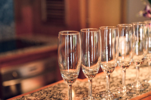 Рядок скляного вина з блискучою на барі
 - Фото, зображення