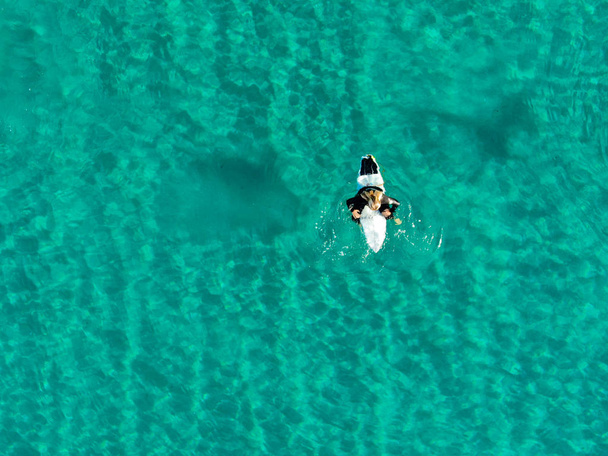 Aerial view of surfers waiting, paddling and enjoying waves in a beautiful blue water  in La Jolla, San Diego, California, USA - Foto, Imagem