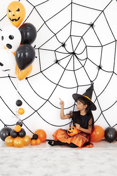 Joyeux Halloween petite sorcière avec une citrouille
 - Photo, image