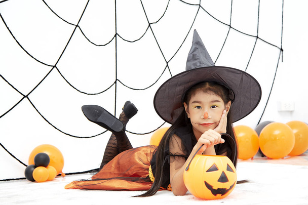 Boldog halloween kis boszorkány egy tök - Fotó, kép