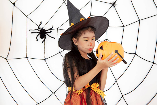 Šťastná Halloween malá čarodějnice s dýní - Fotografie, Obrázek