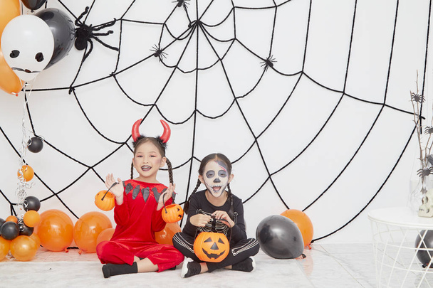 Két kislányok a jelmezek a Halloween - Fotó, kép