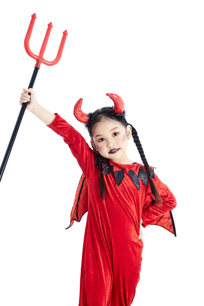 κορίτσι σε ένα αποκριάτικο φανταχτερό φόρεμα διάβολος - Φωτογραφία, εικόνα