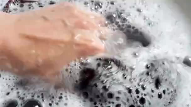 Жіночий одяг миття рук в басейні, миття брудної сорочки з миючим засобом, рух 4k кадри крупним планом
 - Кадри, відео