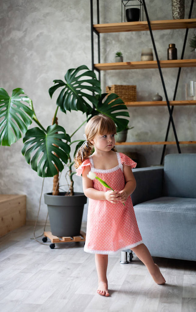 Little girl in a pink nightie. In a homely atmosphere. - Photo, Image