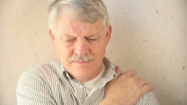 Egy idős férfi masszírozta a fájdalmas vállát - Felvétel, videó