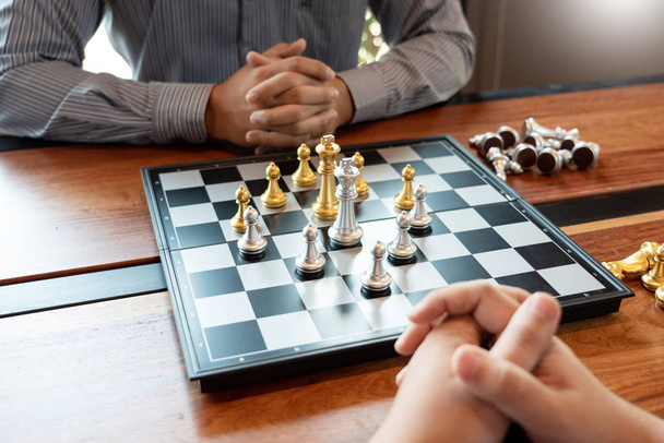 Liikemies siirtymässä shakkipeli liiketoiminnan kilpailu ja joukkue
 - Valokuva, kuva