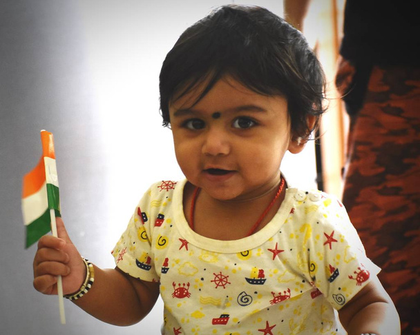 Un bébé avec son drapeau national
 - Photo, image