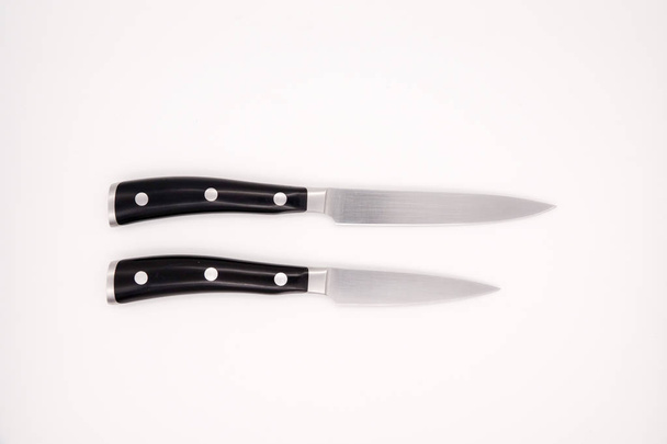 Απομονωμένος 8 ιντσών σεφ κουζίνα ακονίζει το μαχαίρι σε λευκό φόντο - Φωτογραφία, εικόνα