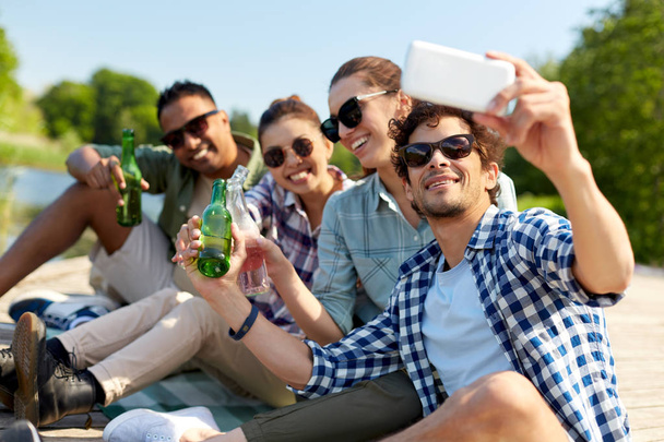 friends with drinks taking selfie by smartphone - Фото, зображення