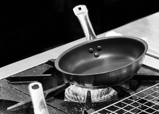 Χάλυβα τηγάνι, μαγειρικά σκεύη από ανοξείδωτο χάλυβα, μαγειρική σόμπα, σκεύη  - Φωτογραφία, εικόνα