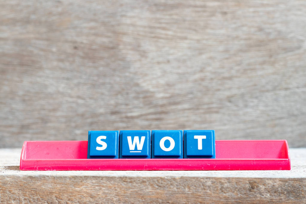 Плитка буква на красной стойке в слове swot (аббревиатура силы, слабости, возможности, угрозы) на деревянном фоне
 - Фото, изображение