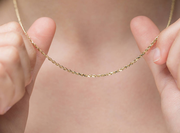A nő Holding Gold lánc nyaklánc  - Fotó, kép