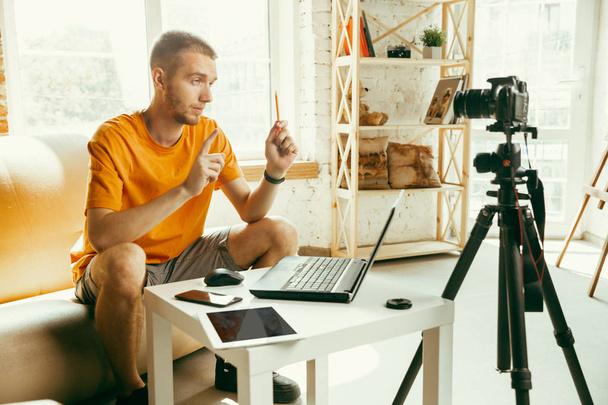 Blogueur masculin caucasien avec caméra enregistrement vidéo examen de gadgets à la maison
 - Photo, image