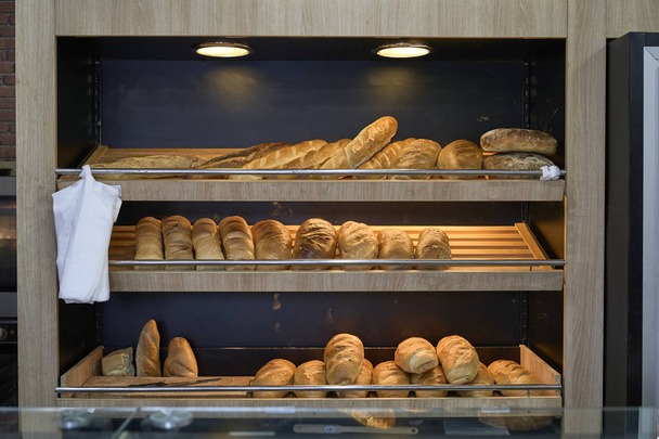 Chleb eksponowane w piekarni - Zdjęcie, obraz