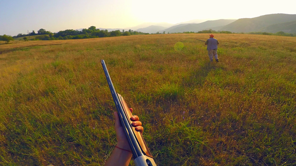 Jäger mit einem Vogeljagdgewehr - Filmmaterial, Video