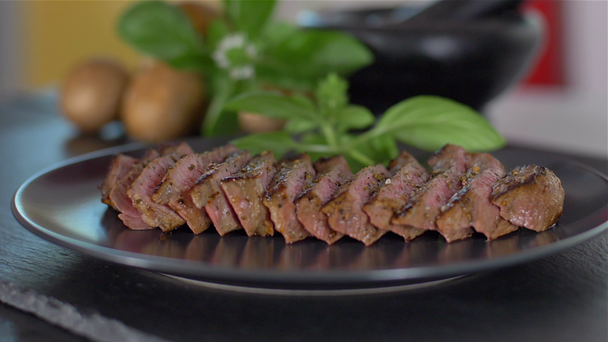 plátky hovězího steak střední kulinářské - Záběry, video