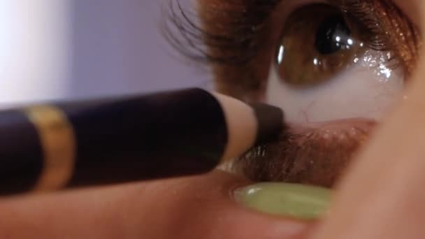 Make-up artist applying eyeliner - Filmati, video