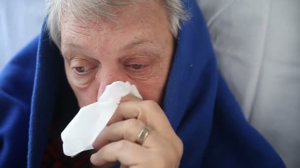 Starszy mężczyzna cierpiący na dreszcze, katar i inne objawy grypopodobne - Materiał filmowy, wideo