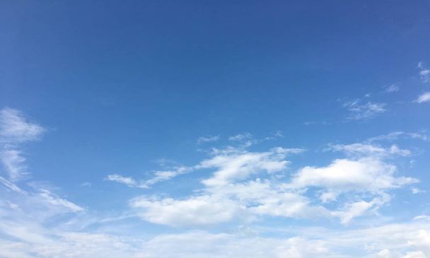 felhők, égszínkék háttér. felhő kék ég. - Fotó, kép