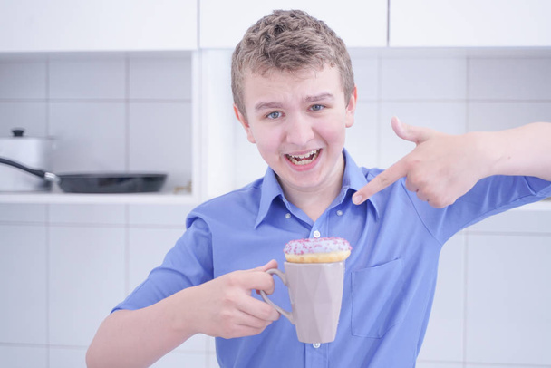 dospívající chlapec odmítl jíst nezdravé jídlo - Fotografie, Obrázek